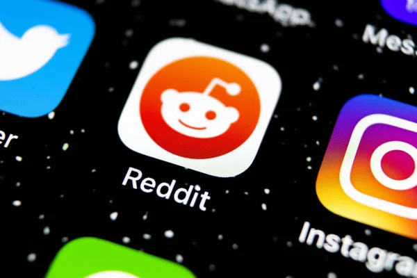 Ícone do aplicativo Reddit na tela do smartphone Apple iPhone X close-up. ícone aplicativo Reddit. Reddit é uma rede de mídia social online . — Fotografia de Stock