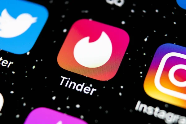 Ícone do aplicativo Tinder no Apple iPhone X tela close-up. Ícone do aplicativo Tinder. Aplicação Tinder. Ícone de mídia social. Rede social . — Fotografia de Stock