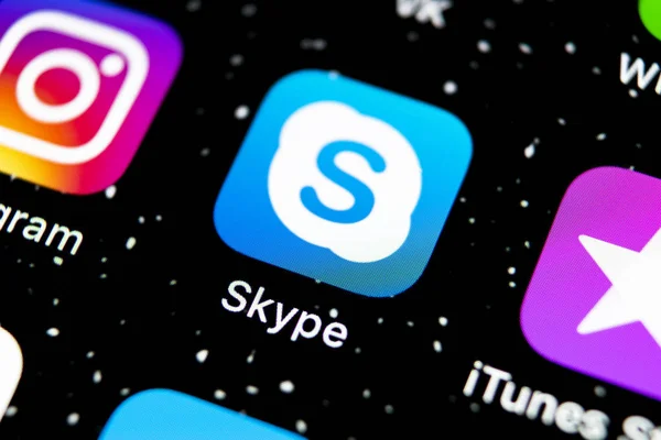 Ícone de aplicativo Skype na tela do smartphone Apple iPhone X close-up. Ícone do aplicativo de mensagens do Skype. Ícone de mídia social. Rede social. Ícone de aplicativo Skype . — Fotografia de Stock