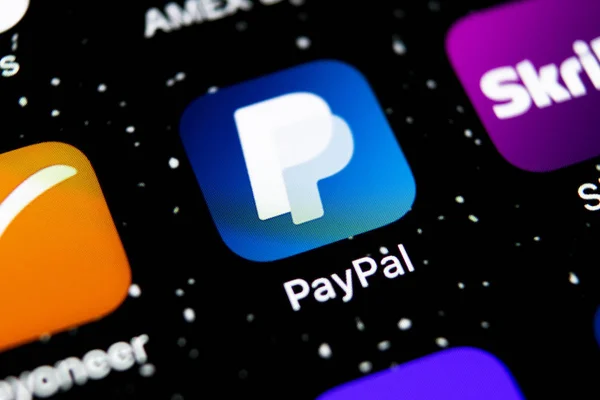 Icono de aplicación PayPal en el primer plano de la pantalla del teléfono inteligente Apple iPhone X. Icono de aplicación PayPal. PayPal es un sistema de pago de finanzas electrónicas en línea . — Foto de Stock