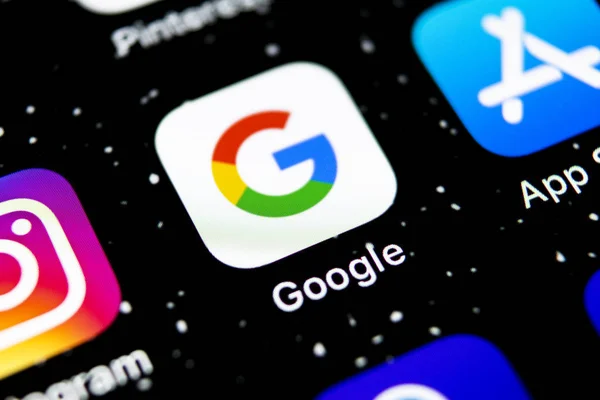 Wyszukiwarka Google ikona aplikacji na Apple iPhone X smartphone ekranu zbliżenie. Ikonę aplikacji Google. Sieci społecznościowej. Ikona mediów społecznościowych — Zdjęcie stockowe