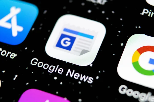 Google News programikon på Apple iPhone X smartphone skärmen närbild. App-ikonen för Google Nyheter. Sociala nätverk. Ikonen för sociala medier — Stockfoto
