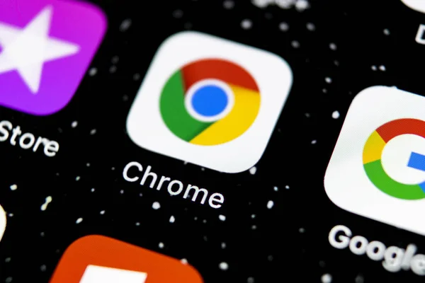 Google Chrome application icon on Apple iPhone X screen close-up. Google Chrome app icon. Google Chrome application. Social media network — Stock Photo, Image