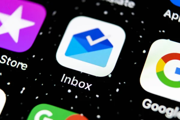 Posta in arrivo di Google dall'icona dell'applicazione Gmail sullo schermo dello smartphone Apple iPhone X primo piano. Icona app Posta in arrivo di Google. Social network. Icona dei social media — Foto Stock