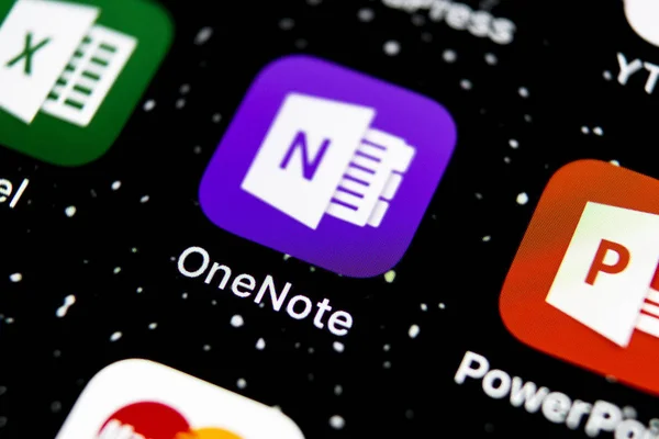 Ícone do aplicativo Microsoft OneNote escritório no Apple iPhone X tela close-up. Ícone do aplicativo Microsoft One Note. Aplicação Microsoft OneNote. Rede de redes sociais — Fotografia de Stock