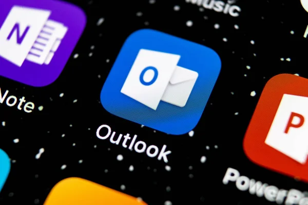 Ícone de aplicativo de escritório do Microsoft Outlook no Apple iPhone X tela close-up. Ícone do aplicativo Microsoft Outlook. Aplicação Microsoft OutLook. Rede de redes sociais — Fotografia de Stock