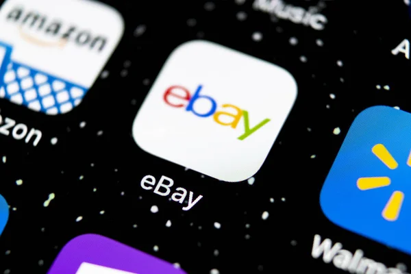 Ícone do aplicativo eBay no Apple iPhone X tela close-up. ícone aplicativo eBay. eBay.com é o maior leilão online e sites de compras . — Fotografia de Stock