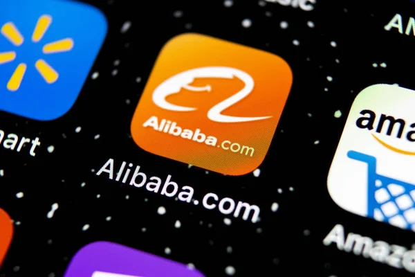 Icono de aplicación Alibaba en el primer plano de la pantalla del teléfono inteligente Apple iPhone X. Alibaba icono de la aplicación. Alibaba.com es una popular aplicación de comercio electrónico. Icono de redes sociales — Foto de Stock