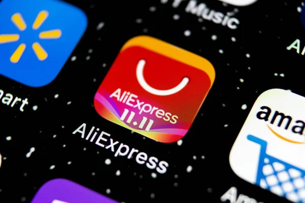 Icono de aplicación Aliexpress en la pantalla del teléfono inteligente Apple iPhone X. Icono de aplicación Aliexpress. Aliexpress.com es una popular aplicación de comercio electrónico. Icono de redes sociales — Foto de Stock