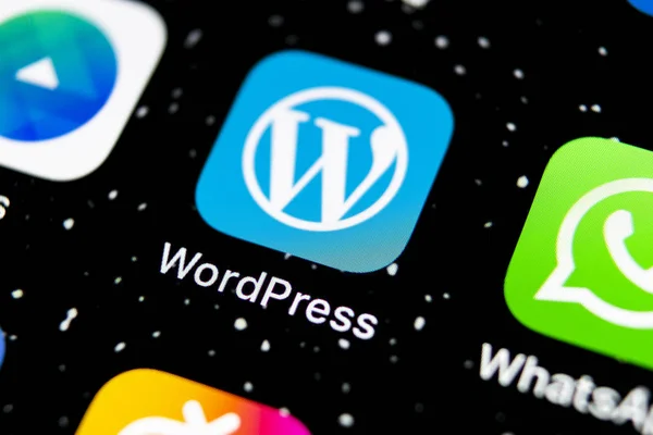 Ikona aplikacji WordPress na Apple iPhone X ekran zbliżenie. Ikona aplikacji WordPress. Wordpress.com aplikacji. Sieć społecznościowy — Zdjęcie stockowe