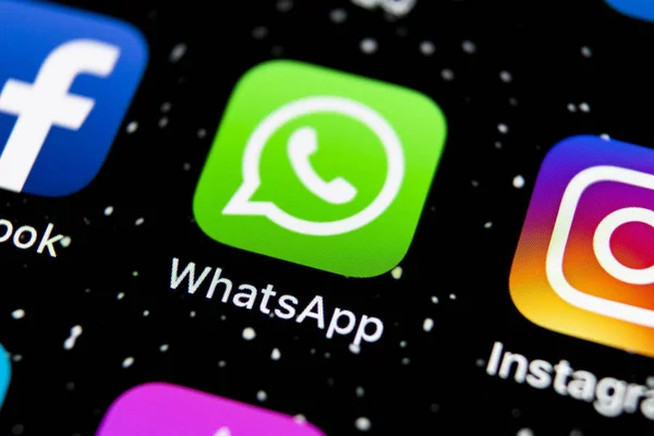 Whatsapp ikona aplikacji na Apple iphone X smartfon zbliżenie ekranu. Ikona aplikacji kurierskiej Whatsapp. Ikona mediów społecznościowych. Sieć społeczna — Zdjęcie stockowe