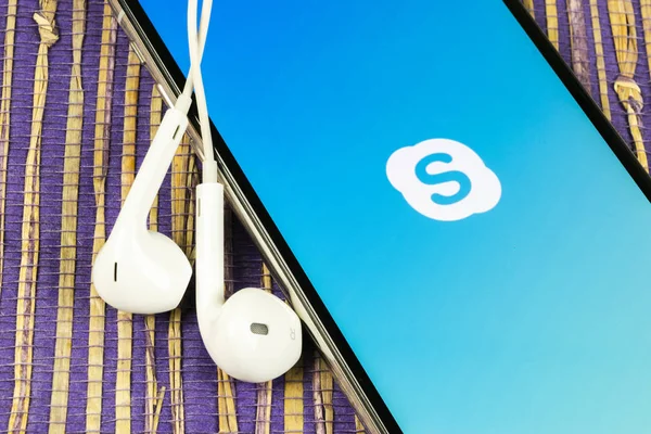 Icono de aplicación de Skype en el primer plano de la pantalla del teléfono inteligente Apple iPhone X. Icono de aplicación de mensajero de Skype. Icono de redes sociales. Red social. Icono de aplicación Skype . —  Fotos de Stock