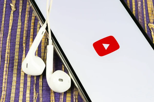 Youtube-Anwendung Symbol auf Apple iphone x Smartphone-Bildschirm Nahaufnahme. youtube-App-Symbol. Ikone der sozialen Medien. soziales Netzwerk — Stockfoto