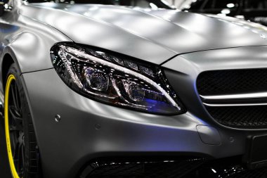 Mercedes Benz C 63 'ün Amg Coupe' sinin yan görüntüsü. Ön far. Arabanın dış detayları.