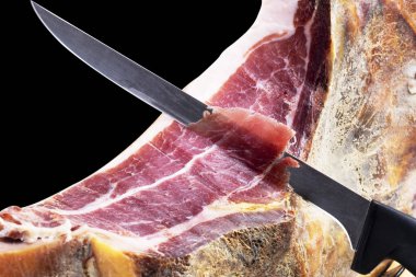 Serrano Jamon 'dan dilimler yontan profesyonel bir kesici. İspanyol jambonu kesen bir bıçak. Geleneksel İspanyol jambonu kesen bir şefin elleri. Hazırlanmış balon arkaplanı dilimleniyor