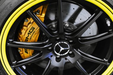 Mercedes-Benz C 63 Amg V8 Biturbo dış detaylar. Lastik ve alaşımlı tekerlek. Karbon seramik frenler. Arabanın dış detayları.