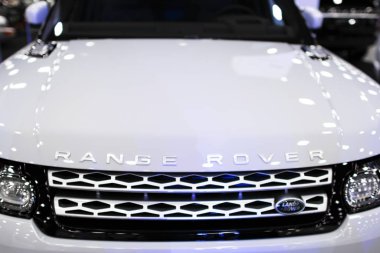 Beyaz Land Rover Range Rover Sport 'un ön görüntüsü. Arabanın dış detayları..