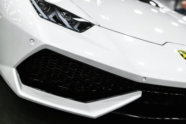 Beyaz lüks sportcar Lamborghini Huracan Lp 610-4 önden görünümü. Araba dış detaylar