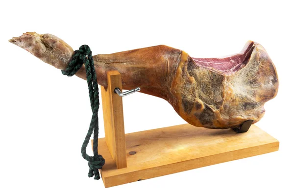 Jamon Serrano. Un prosciutto spagnolo isolato su sfondo bianco. Tradizionale spagnolo jamon serrano gamba isolata. Prosciutto crudo. Tutta la gamba. Jamon sul palco del Jamonero. Hamon iberico — Foto Stock