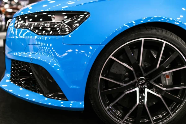 Front view of a blue modern luxury blue sport car Audi RS 6 Avant Quattro 2017. Car exterior details. Tyre an alloy wheel. Carbon ceramic brakes — Stock Photo, Image