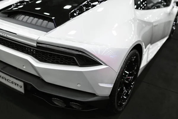 Vista lateral de um carro esportivo de luxo branco Lamborghini Huracan LP 610-4. Detalhes exteriores do carro — Fotografia de Stock