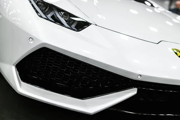 Vista frontal de um carro esportivo de luxo branco Lamborghini Huracan LP 610-4. Detalhes exteriores do carro — Fotografia de Stock