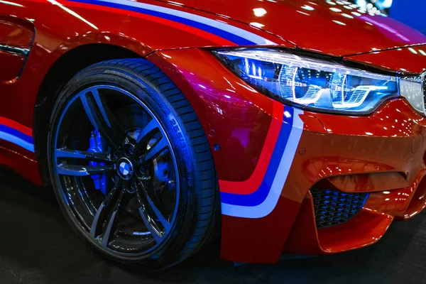 Vista frontal de um carro desportivo BMW M4. M Performance Edition. Detalhes exteriores do carro . — Fotografia de Stock