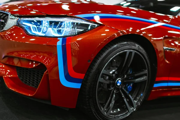 Фронтальний вид Bmw M4 спорти. M продуктивність видання. Зовнішні деталі автомобіля. — стокове фото