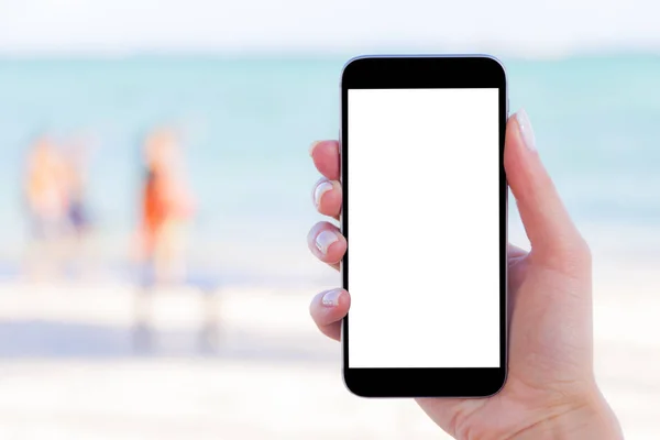 Mockup smartphone in mano donna con sfondo tropicale. Moderno smartphone senza cornice modello con schermo bianco vuoto. Spazio vuoto per il testo. Ricevuto. Schermo bianco isolato . — Foto Stock