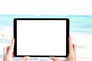 Tablet bilgisayarı kadın elinde. Yeni modern siyah tablet dizüstü bilgisayar, beyaz ekranlı. Metin için boş alan. Uzayı kopyala İzole edilmiş beyaz ekran