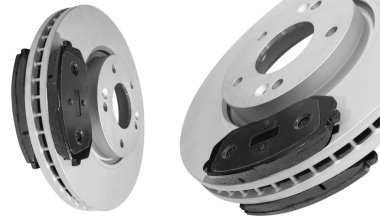 Fren diskleri ve fren balataları beyaz arka plan üzerinde izole. Otomobil parçaları. Fren disk rotor üzerinde beyaz izole. Disk fren. Araba parçası. Araba ayrıntılı. Yedek parçalar. Siyah ve beyaz