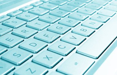 Modern gümüş dizüstü bilgisayar klavyesinin yakın çekim. Dizüstü bilgisayar klavyesi. Yeni ve ergonomik bilgisayar klavyesinin ayrıntıları. 