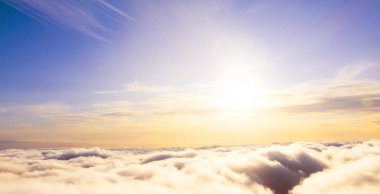 Mavi gökyüzünde havadan görünümü beyaz bulutlar. Üstten görünüm. Drone görüntüleyin. Hava kuş bakışı. Hava üstten görünüm cennet. Bulutlar doku. Yukarıdan görüntüleyin. Gündoğumu veya günbatımı bulutlar üzerinde