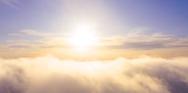 Mavi gökyüzünde havadan görünümü beyaz bulutlar. Üstten Görünüm. Drone görüntüleyin. Mavi gökyüzünde havadan görünümü beyaz bulutlar. Üstten Görünüm. Drone görüntüleyin. Hava kuş bakışı. Hava üstten görünüm cennet. Bulutlar doku. Yukarıdan görüntüleyin. Gündoğumu veya günbatımı bulutlar üzerinde