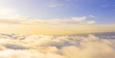 Mavi gökyüzünde havadan görünümü beyaz bulutlar. Üstten Görünüm. Drone görüntüleyin. Mavi gökyüzünde havadan görünümü beyaz bulutlar. Üstten Görünüm. Drone görüntüleyin. Hava kuş bakışı. Hava üstten görünüm cennet. Bulutlar doku. Yukarıdan görüntüleyin. Gündoğumu veya günbatımı bulutlar üzerinde