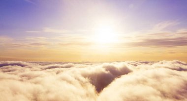 Mavi gökyüzünde havadan görünümü beyaz bulutlar. Üstten Görünüm. Drone görüntüleyin. Mavi gökyüzünde havadan görünümü beyaz bulutlar. Üstten Görünüm. Drone görüntüleyin. Hava kuş bakışı. Hava üstten görünüm cennet. Bulutlar doku. Yukarıdan görüntüleyin. Gündoğumu veya günbatımı bulutlar üzerinde