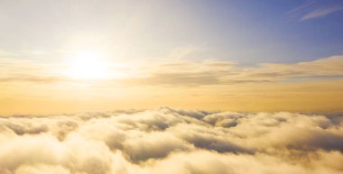 Mavi gökyüzünde havadan görünümü beyaz bulutlar. Üstten görünüm. Drone görüntüleyin. Hava kuş bakışı. Hava üstten görünüm cennet. Bulutlar doku. Yukarıdan görüntüleyin. Gündoğumu veya günbatımı bulutlar üzerinde