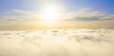 Mavi gökyüzünde havadan görünümü beyaz bulutlar. Üstten görünüm. Drone görüntüleyin. Hava kuş bakışı. Hava üstten görünüm cennet. Bulutlar doku. Yukarıdan görüntüleyin. Gündoğumu veya günbatımı bulutlar üzerinde