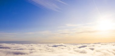 Mavi gökyüzünde havadan görünümü beyaz bulutlar. Üstten görünüm. Drone görüntüleyin. Hava kuş bakışı. Hava üstten görünüm cennet. Bulutlar doku. Yukarıdan görüntüleyin. Gündoğumu veya günbatımı bulutlar üzerinde
