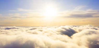 Mavi gökyüzünde havadan görünümü beyaz bulutlar. Üstten görünüm. Drone görüntüleyin. Hava kuş bakışı. Hava üstten görünüm cennet. Bulutlar doku. Yukarıdan görüntüleyin. Gündoğumu veya günbatımı bulutlar üzerinde