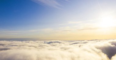 Mavi gökyüzünde havadan görünümü beyaz bulutlar. Üstten görünüm. Drone görüntüleyin. Hava kuş bakışı. Hava üstten görünüm cennet. Bulutlar doku. Yukarıdan görüntüleyin. Gündoğumu veya günbatımı bulutlar üzerinde