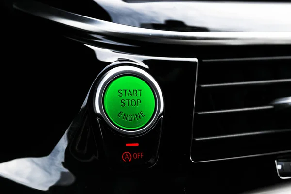 Auto dashboard met focus op motor start stop knop. Moderne auto interieur details. start / stop knop. Auto binnen. Ontstekingsstarter op afstand — Stockfoto