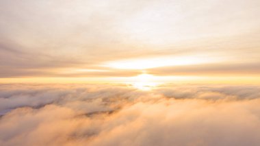 Mavi gökyüzünde havadan görünümü beyaz bulutlar. Üstten Görünüm. Drone görüntüleyin. Mavi gökyüzünde havadan görünümü beyaz bulutlar. Üstten Görünüm. Drone görüntüleyin. Hava kuş bakışı. Hava üstten görünüm cennet. Bulutlar doku. Yukarıdan görüntüleyin. Gündoğumu veya günbatımı bulutlar üzerinde