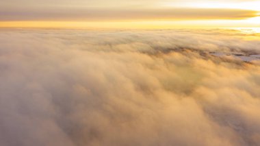 Mavi gökyüzünde havadan görünümü beyaz bulutlar. Üstten görünüm. Drone görüntüleyin. Hava kuş bakışı. Hava üstten görünüm cennet. Bulutlar doku. Yukarıdan görüntüleyin. Gündoğumu veya günbatımı bulutlar üzerinde