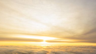 Mavi gökyüzünde havadan görünümü beyaz bulutlar. Üstten Görünüm. Drone görüntüleyin. Mavi gökyüzünde havadan görünümü beyaz bulutlar. Üstten Görünüm. Drone görüntüleyin. Hava kuş bakışı. Hava üstten görünüm cennet. Bulutlar doku. Yukarıdan görüntüleyin. Gündoğumu veya günbatımı bulutlar üzerinde