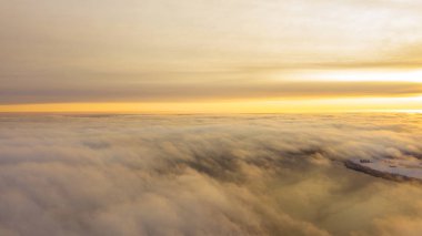 Mavi gökyüzünde beyaz bulutlar. Üst Manzara. Hava aracının mavi gökyüzündeki beyaz bulutlardan görüntüyü al. Üst Manzara. İnsansız hava aracı görüntüsü. Havadan kuş bakışı. Üst hava manzarası bulutlu. Bulutların dokusu. Yukarıdan bak. Bulutların üstünde gün doğumu veya gün batımı
