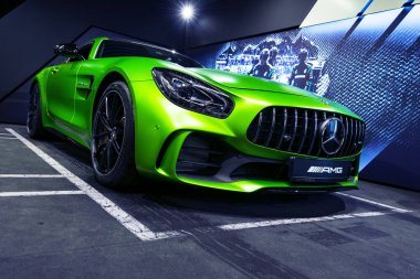 Yeşil Mercedes-Benz Amg Gtr 2018 V8 çift turbo dış ayrıntılar. Farlar. Ön manzara. Arabanın dış detayları.