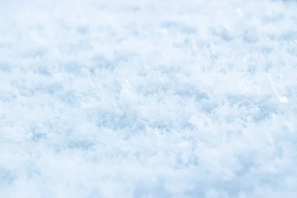 Fundo abstrato de neve branca fresca closeup. Inverno flocos de neve textura. Neve de inverno. Textura da neve Vista superior da neve. Fundo de inverno natural — Fotografia de Stock