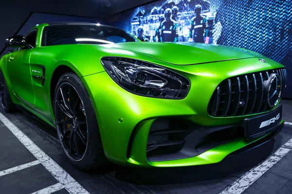 Зелений Mercedes-Benz Amg Gtr 2018 V8 Bi-turbo зовнішні деталі. Головний момент. Передній вид. Зовнішні деталі автомобіля — стокове фото