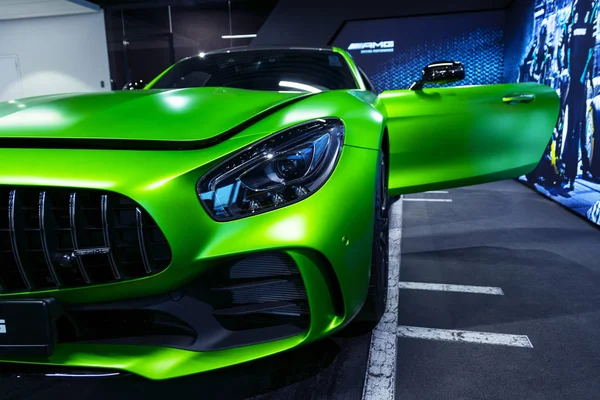 Зелений Mercedes-Benz Amg Gtr 2018 V8 Bi-turbo зовнішні деталі. Головний момент. Передній вид. Зовнішні деталі автомобіля — стокове фото